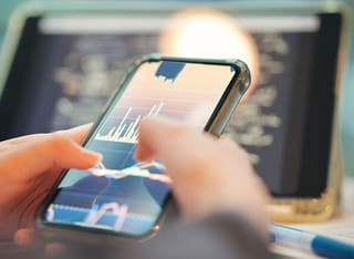 Yatırımcının fon transferi ve şeffaf para çekme sürecini incelemesi
